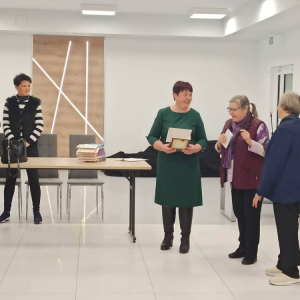 Uczestniczka konkursu odbiera nagrodę i dyplom Pani dyrektor biblioteki Elżbiety Kuczyńskiej
