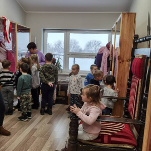Dyrektor Biblioteki Elżbieta Kuczyńska oprowadza dzieci po Muzeum Broni Białej