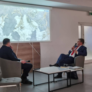 Na zdjęciu wójt Andrzej Chabros i Pan Piotr Winiarski prowadzą debatę dotyczącą wydarzeń na terenie Gminy Ludwin