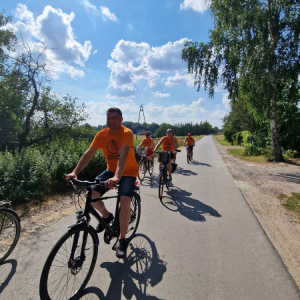 Na zdjęciu uczestnicy jadą na rowerach, na pierwszym planie Wójt Gminy Luwin Andrzeja Chabros