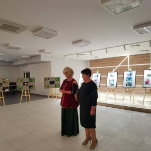 Na zdjęciu Pani Antonina Gajos i Pani Elżbieta Kuczyńska witają gości na wernisażu fotograficznym Julii Kameli